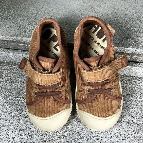 Keen | Potting Soil Corduroy Strap Santiago Sneakers - Picture 2 of 9